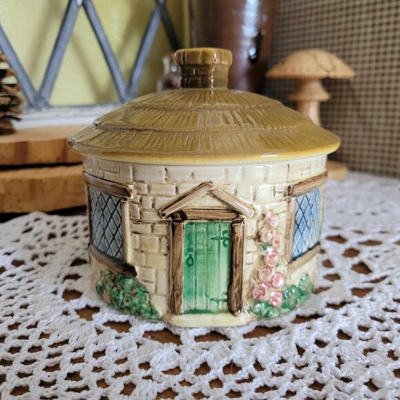 SylvaC # 4816 - Vintage Tatched Cottage Pottery Lidded Trinket Box - Picture 1 of 10